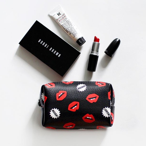 Marianne Kate 防潑水多用途旅行收納包 化妝包 萬用包 (小) 藍色大眼睛 性感紅唇 粉色愛心條紋