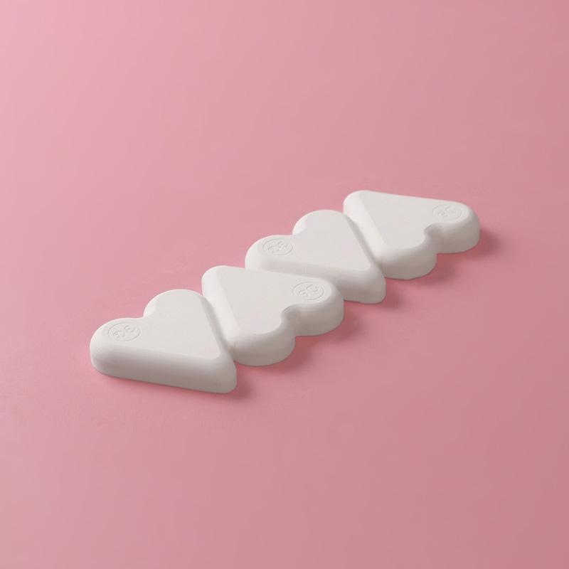 不管你是喜歡文字的設計控，還是溺愛毛小孩的奴才、主子，或是更愛卡哇伊的甜心， 都能找到適合你的款式。 純白愛心造型，浪漫又可愛，四連心設計，輕折即可分離，方便分次使用。 整塊未折也適合放在大容量的儲存