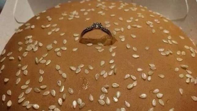 Cincin tunangan ditancapkan ke burger