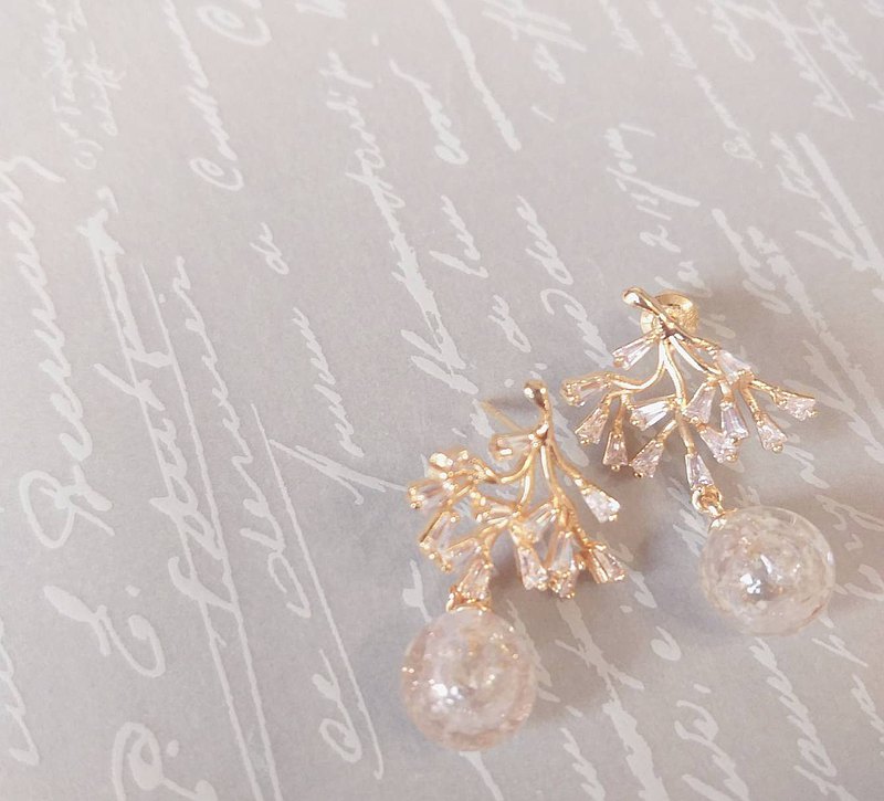 ＊＊關於材質＊＊ 主體：手工琉璃 尺寸：1.0 x1.0 cm 顏色：粉色透明金沙 配件：18Ｋ包金/18K Gold Filled 表面另有特殊覆蓋一層精緻護膜,讓K金質感更出色,也較不易導致過敏 