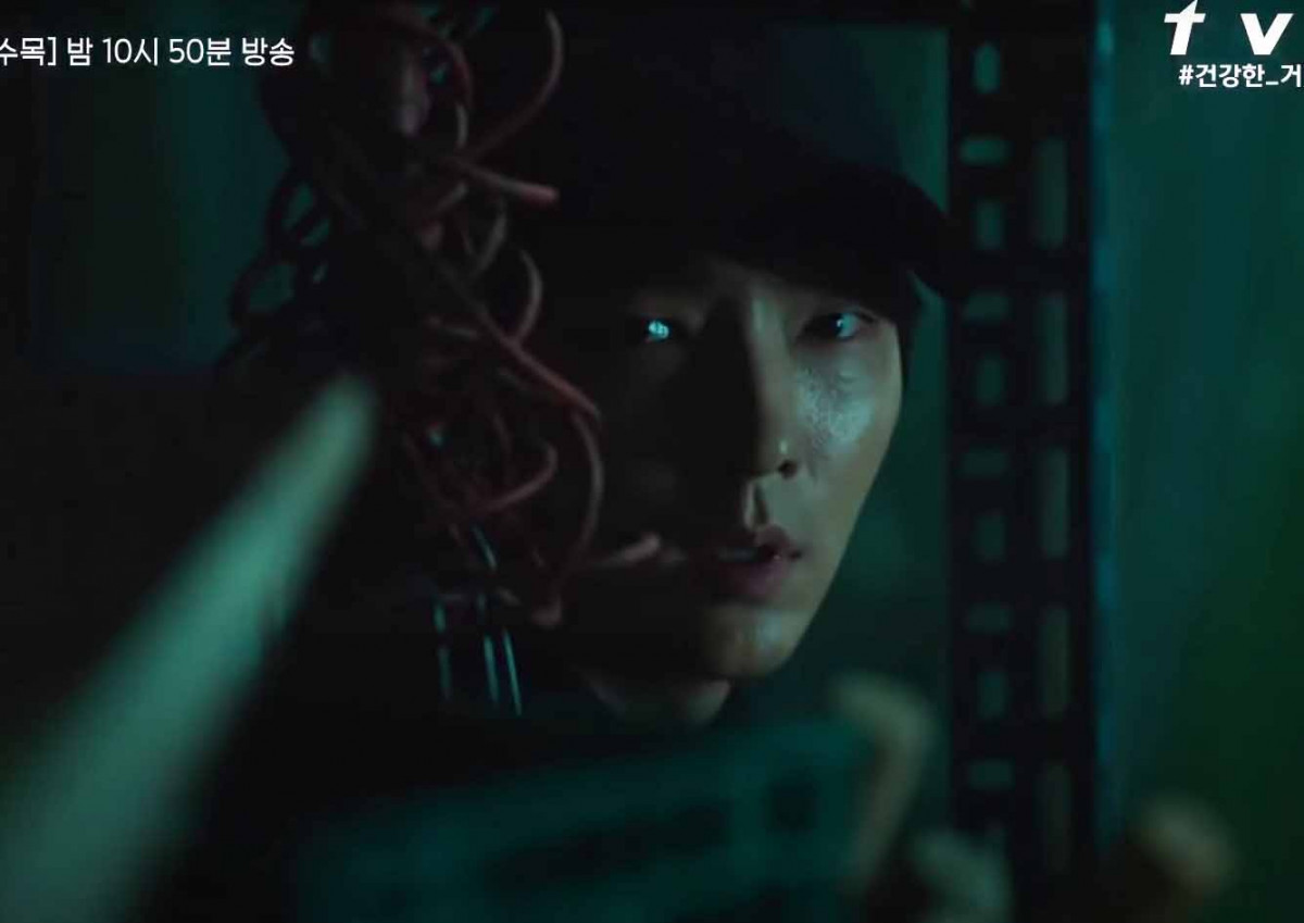 李準基《惡之花》壞得超帶感！溫柔撒嬌是套話，李準基肉身保護老婆，下秒「蒙眼上銬」