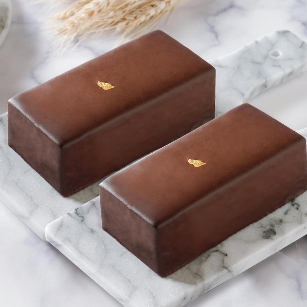 蘋果日報母親節蛋糕評比季軍。醇濃82%比利時鈕扣巧克力，略帶苦甜的口感，手工製作而成香濃紮實的蛋糕體，如絲綢般滑順