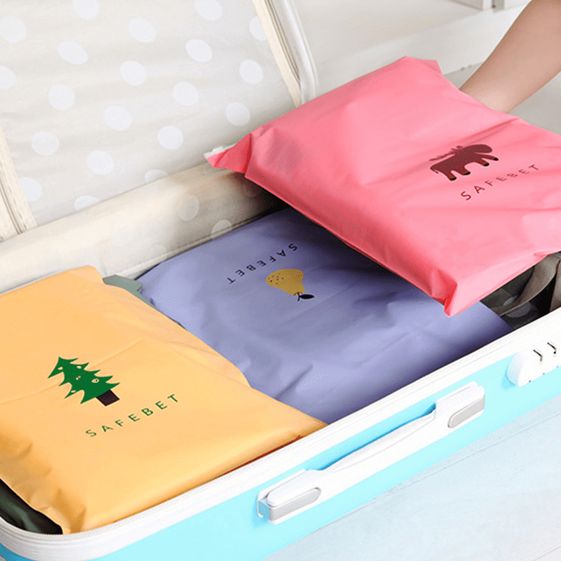 經典配色圖案收納夾鏈袋 旅行必備收納夾鏈袋，可將衣物、褲子、內衣褲等分類裝，一包包整齊賞心悅目。夾鏈封口，開合簡便。雙層PE材質，強韌不易破損。大尺寸/小尺寸 多款花色任選。