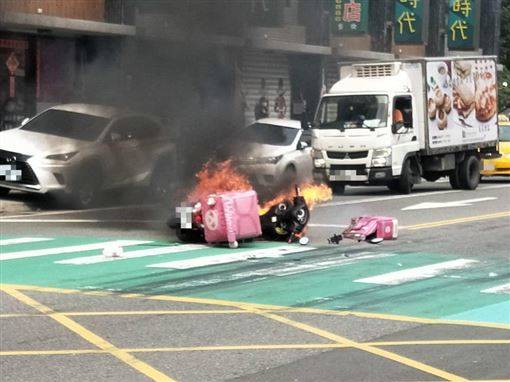 驚險！外送員撞車摔地　下秒慘成火球