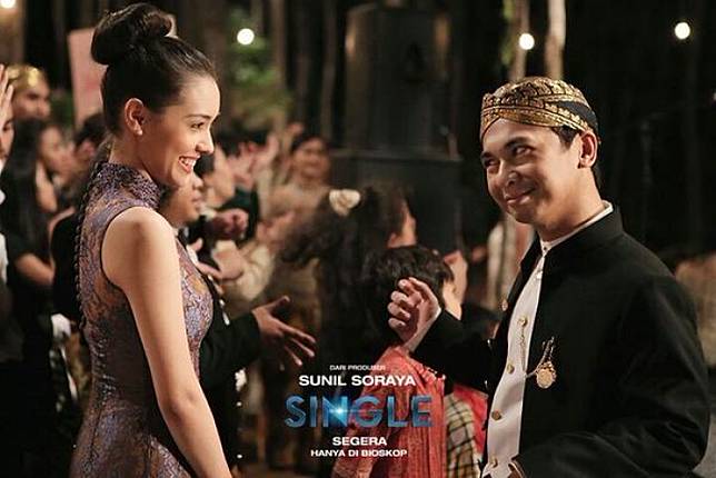 7 Film Indonesia Komedi Romantis yang Dijamin Bikin Senyum 