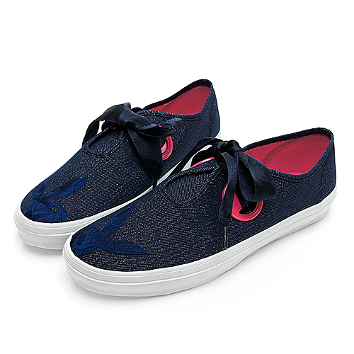 丹寧點綴亮粉增添質感 甜美緞帶創造女孩氣息 橡膠大底防滑耐磨彈性佳