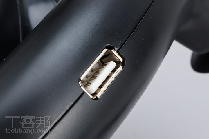 方向盤上的 USB Type-A 手把導引接口，於到家機上使用時，需將其中一隻 Xbox One／PS4／Switch 手把接入此孔。