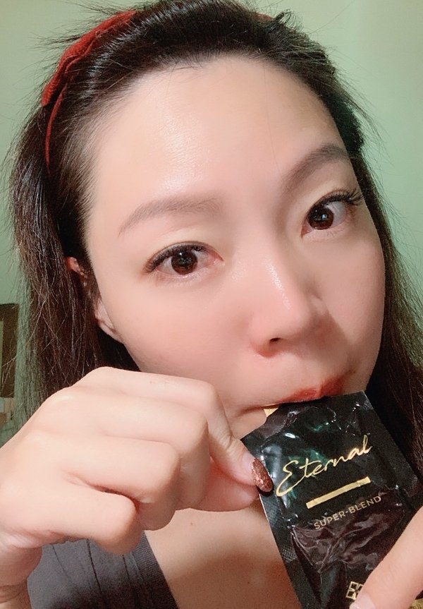 倪倪愛健康－（膠原蛋白飲推薦）歐美明星網紅名媛維持體態全方位肌膚Q彈、美白、光澤三合一的新寵兒-VASAYO維善優 優恆青春飲 Eternal 開箱直擊分享