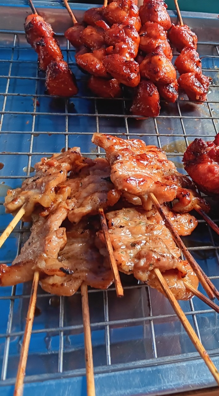 หมูปิ้งกลิ้งบนเตา ใต้สะพานตลาดพลู