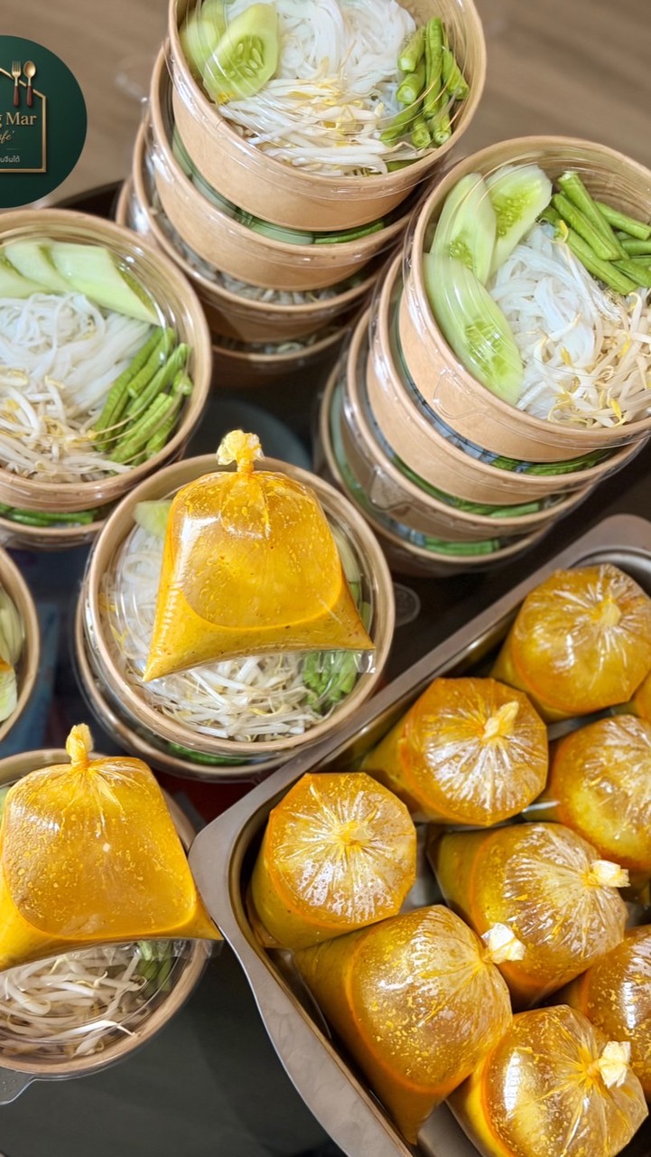 ขนมจีนกะทิสดเครื่องแกงใต้ปลาทะเล สุกี้ไข่ข้น
