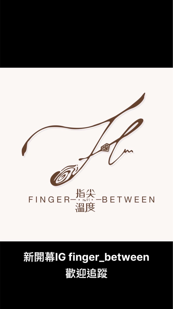 Finger_between