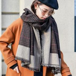◎圍巾披肩圍脖|◎經典千鳥格拼接|◎車工鎖邊 不斷線不易掉色品牌:Acorn*橡果品牌定位:流行品牌類型:圍巾材質:棉尺寸:205×66±3CM(彈性)顏色:混色系/撞色系,棕色系,多色組合流行元素: