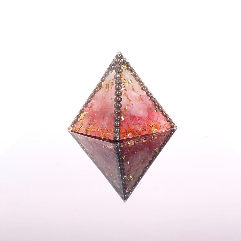 ★雙雙對對萬年富貴粉紅色奧剛金字塔 ★尺寸：底邊5cm 斜邊6cm ★材料：粉晶、玫瑰色粉晶、鈦晶、金屬箔、鋼珠 ★參考作用：提升愛情運勢、吸引姻緣、魅力、人際關係、招財、事業、豐盛、人緣、 強化精神