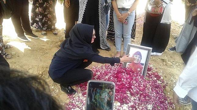 Roro Fitria mengantar sang ibunda, Raden Retno Winingsih ke tempat peristirahatan terakhirnya.