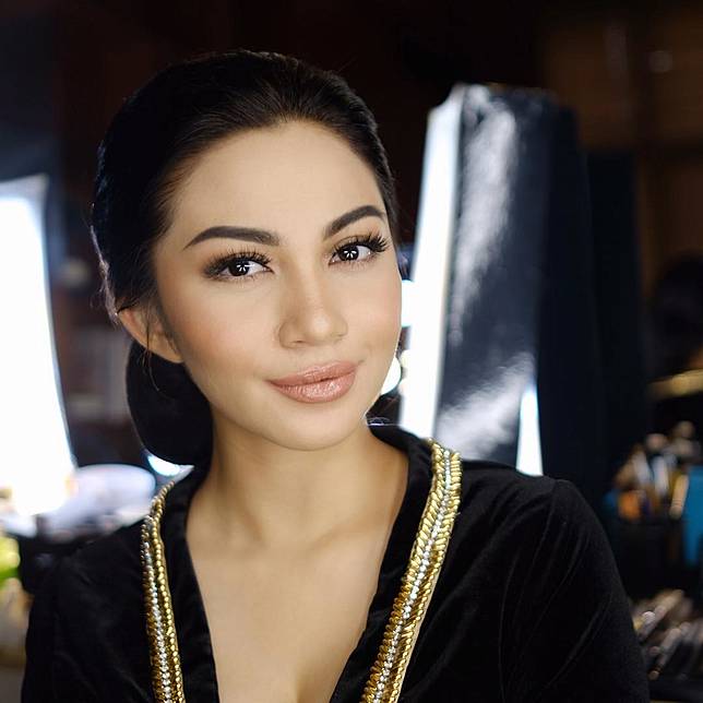 Cantik dengan Sanggul Tiru Gaya  Rambut  7 Seleb Ini untuk 