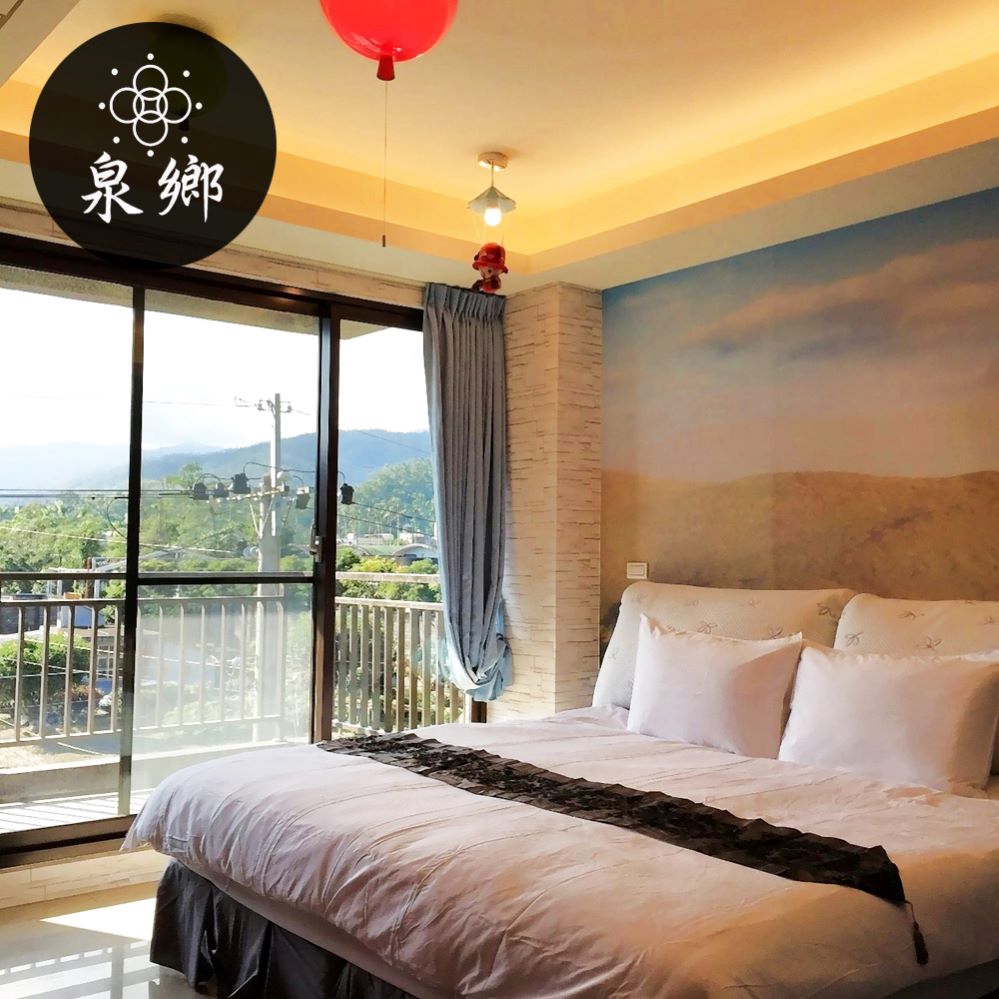 1.憑本券可享(山那邊會館/泉鄉雅舍/泉鄉風華/雅舍行旅/鼎愛會館)精緻雙人房3小時泡湯休息。2.本券限平日(週日至週五)使用，逢假日(週六)現場加收200元。3.本券限兩人使用，每加1人加收200元