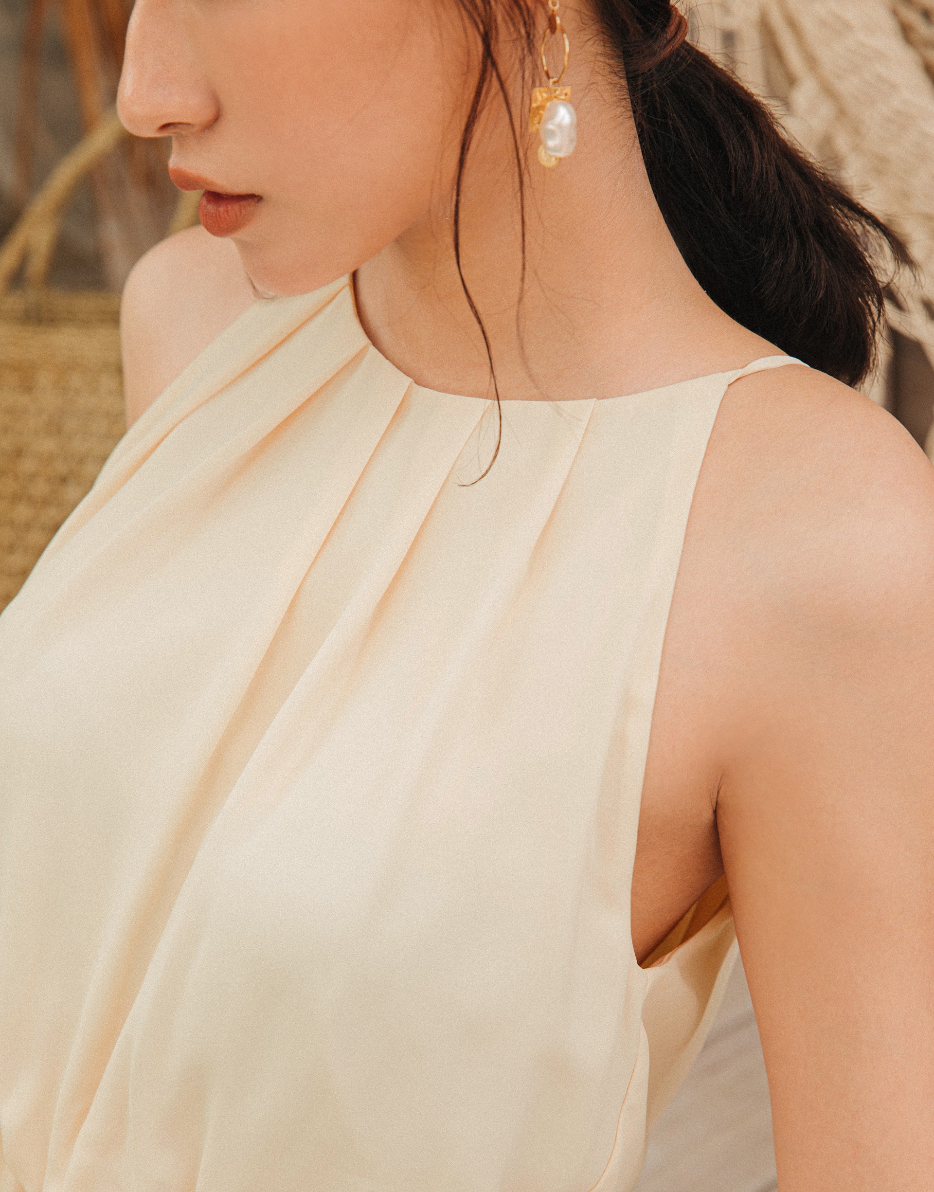 前後領口氣質感打折設計/腰部有鬆緊帶/繞頸設計/後領開1扣/後中露背造型/兩側有隱形口袋