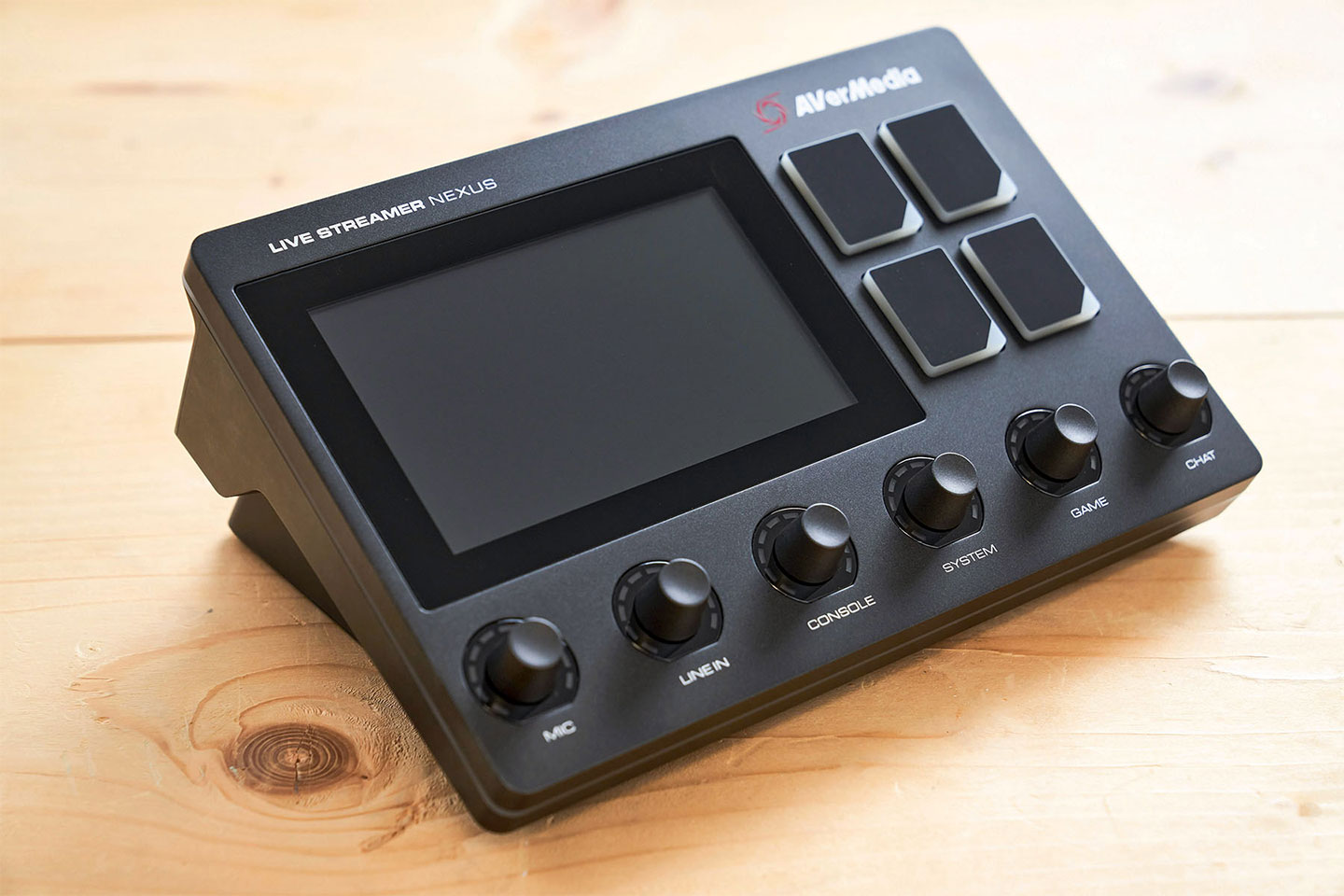 AX310 本體為全黑色霧面塗裝，操控介面集中於正面，包括了一塊 5 吋的全彩觸控螢幕，四個實體功能鍵與六組對於不同音源的音軌旋鈕。