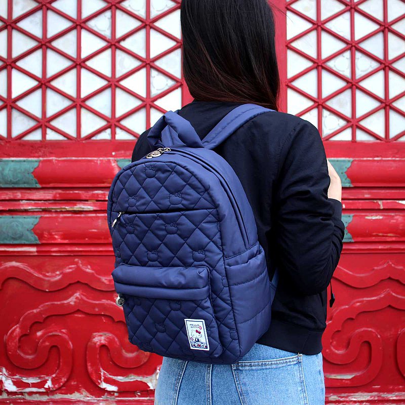 精選面料 高密度磨毛材質，耐磨擦、手感佳。 採用防潑水加工，耐髒汙及細雨。 外層細緻Kitty刺繡，內層滿版Kitty圖騰，實用與質感兼具。