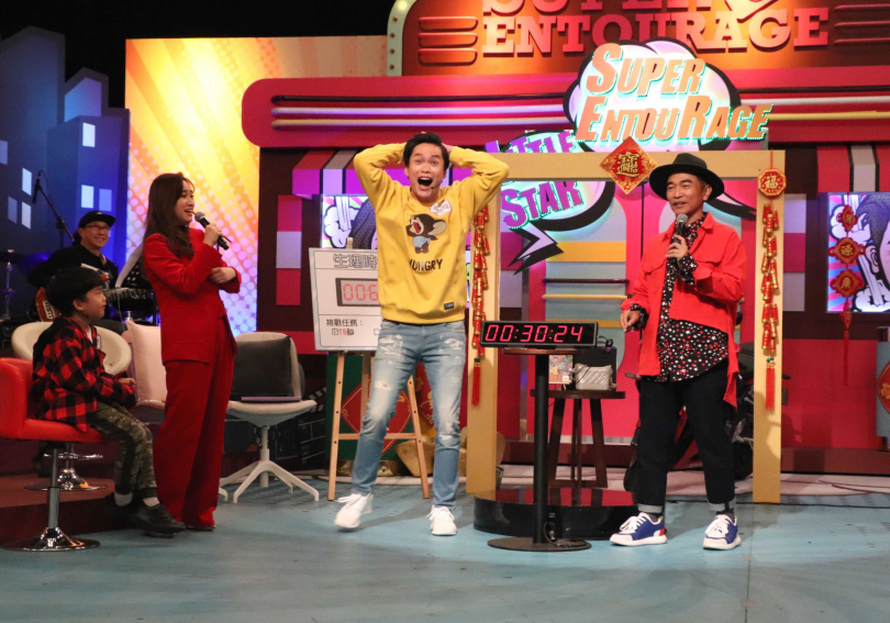 黃鐙輝（中）在《小明星大跟班》除夕特別節目中挑戰生理時鐘計時賽。