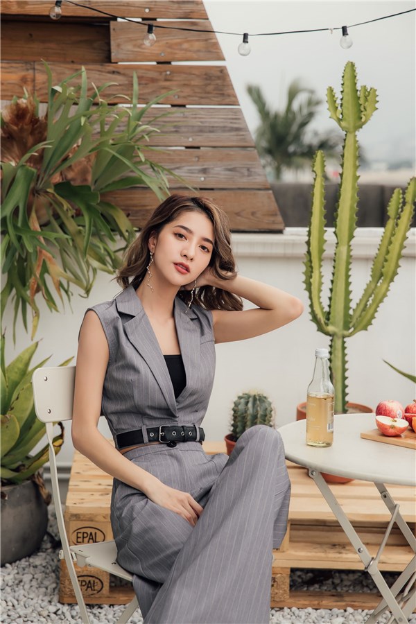 西裝條紋面料；短版小翻領設計；下擺拼接仿皮扣（可調節）；前裝飾口袋；無内裏。 *商品顏色因電腦螢幕設定差異會略有不同，請以實際商品為準