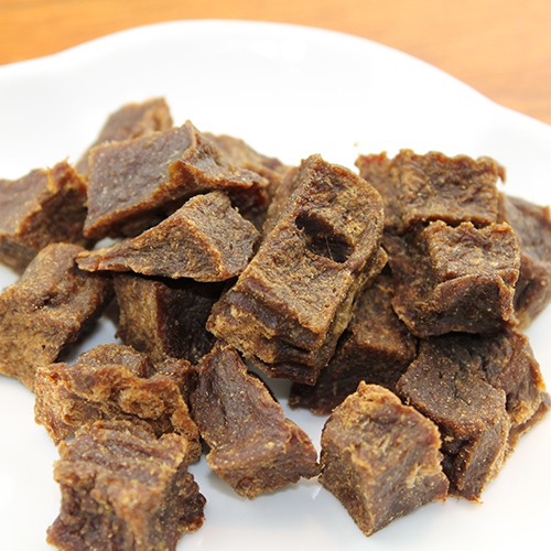 【 鮮烘骰子牛 】 一口吃設計，訓練、獎勵，好便利！ 嚴選頂級食材，全天然製作方式，完全不使用甘油， 防腐劑等人工化學原料，完整食材呈現，用最實惠的價格呈現最頂級的天然零食， 健康，美味，好入手，三個