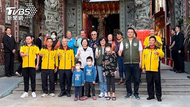  總統蔡英文到雲林土庫鳳山寺參香祈福。（圖／TVBS）