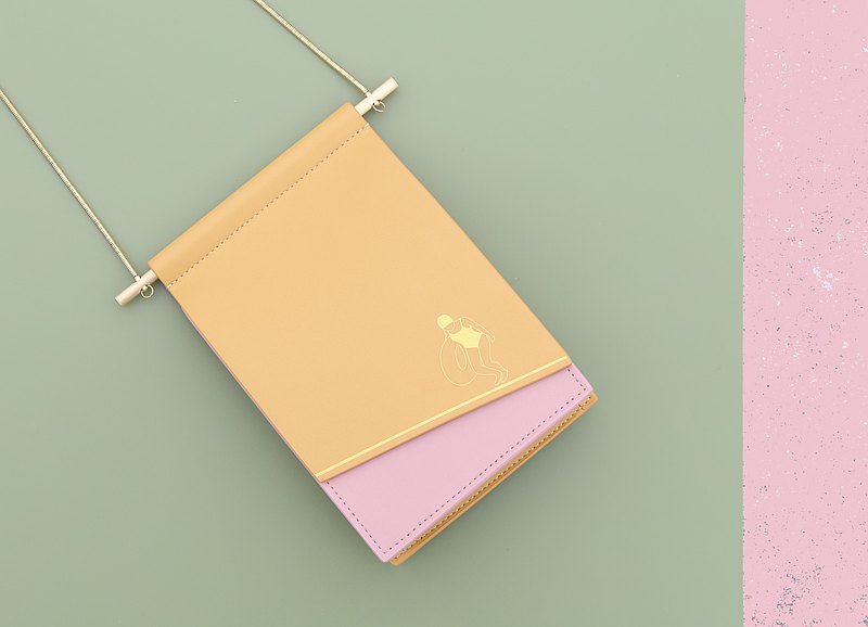 幾何設計的一款手機包，黃銅的五金和金色的印花圖案相互襯托。可容納iphone xs（薄殼），口紅，小鑰匙，紙巾等小物件，背面插袋可容納一張銀行卡/房卡/交通卡。