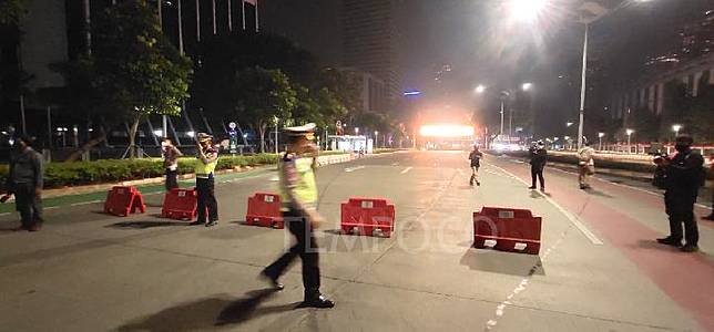 Sudirman Thamrin Road Deserted On Day One Of Emergency Ppkm Tempo Co Line Today