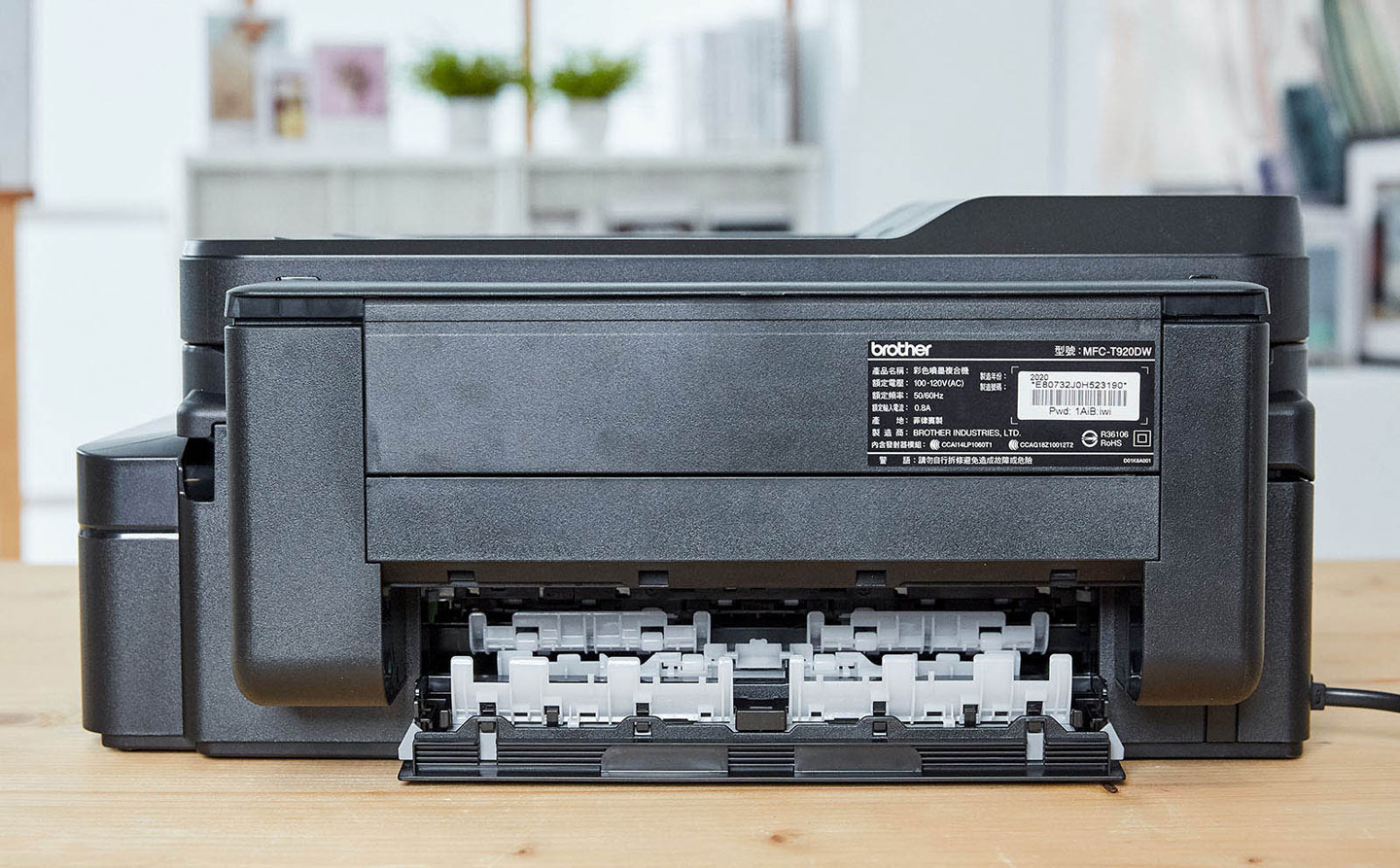 下方的外蓋移除可露出內部的進紙匣滾輪，同樣可在發生卡紙時進行排除。