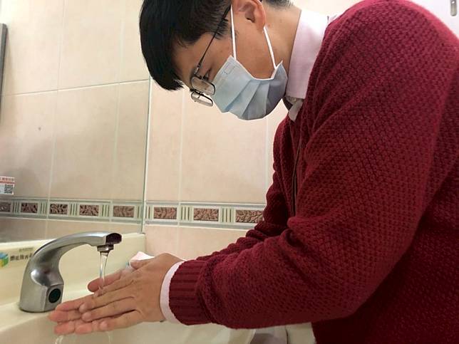 比戴口罩重要！  感染症專家：「摳鼻、揉眼」更易成武漢肺炎漏洞