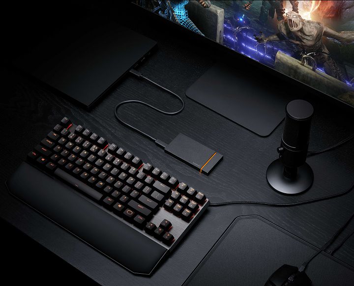 FireCuda Gaming SSD 採用金屬外殼，視覺上與 FireCuda Gaming Dock 達成一致化。