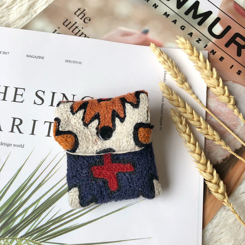 手織的 AirPods／耳機收納袋，外部是羊毛、內部是質感麂皮，不只造型討喜，更增加了摩擦力及 0.7 cm 厚度的緩衝力，完整保護 AirPods 不受傷、不遺失！ 【尺寸】6 x 8 cm 【材質