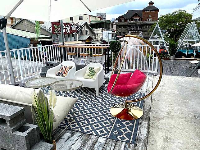 ▲珍棧民宿有供人聊天泡茶用的露台座位（圖：珍棧民宿）