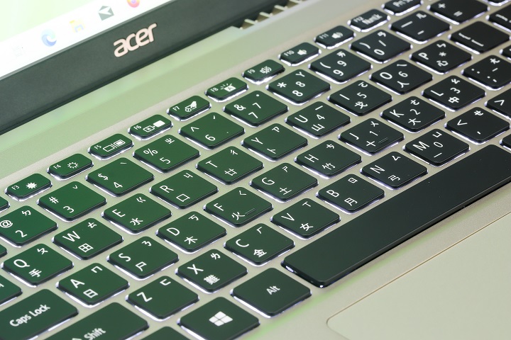 鍵盤具備白色 LED 背光，可手動開與關，不具亮度級數調整。