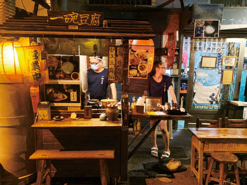 木作攤車「一碗豆腐」營業至晚上10點，是附近居民最愛的深夜食堂。（圖／宋岱融攝）