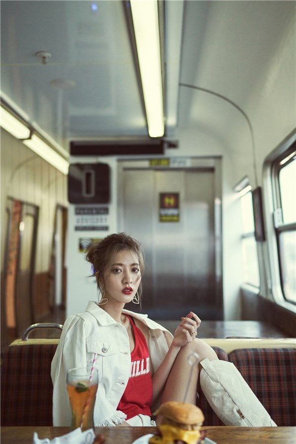 挺版牛仔面料；公主袖打摺設計；胸前雙口袋；下擺抽鬚。