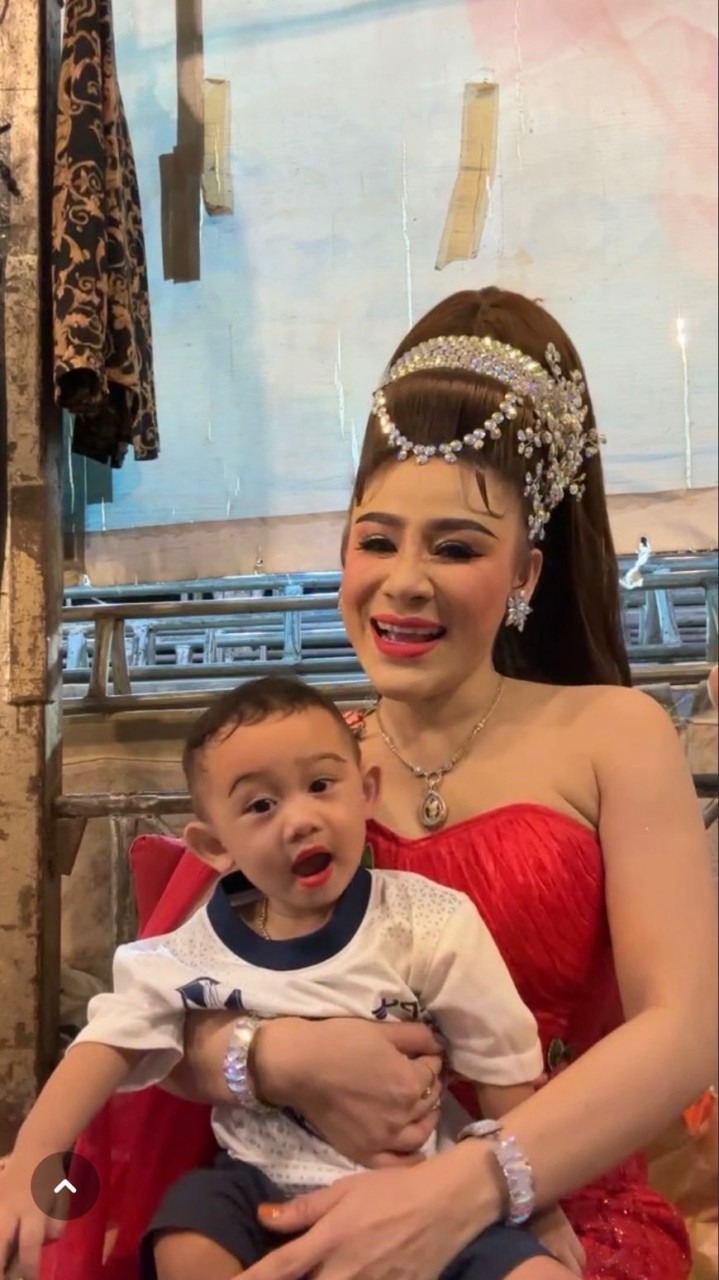 นางเอกน้องฝ้ายดุษดี แม่น้องโฟล์ค (คุณประกิต)