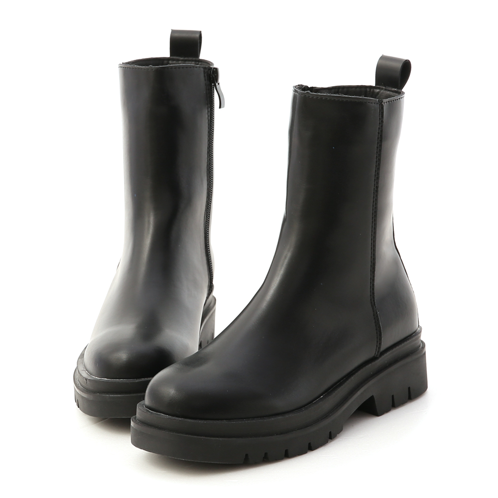 暗黑風格穿搭必get單品 以新穎的設計展現與眾不同的風格 簡單的素面造型具有高度的實穿性 厚實的鬆糕大底好搭又不失存在感 橡膠防滑大底具有超優的防滑效果 貼心的側拉鍊設計，穿脫更省時方便 超強的搭配性