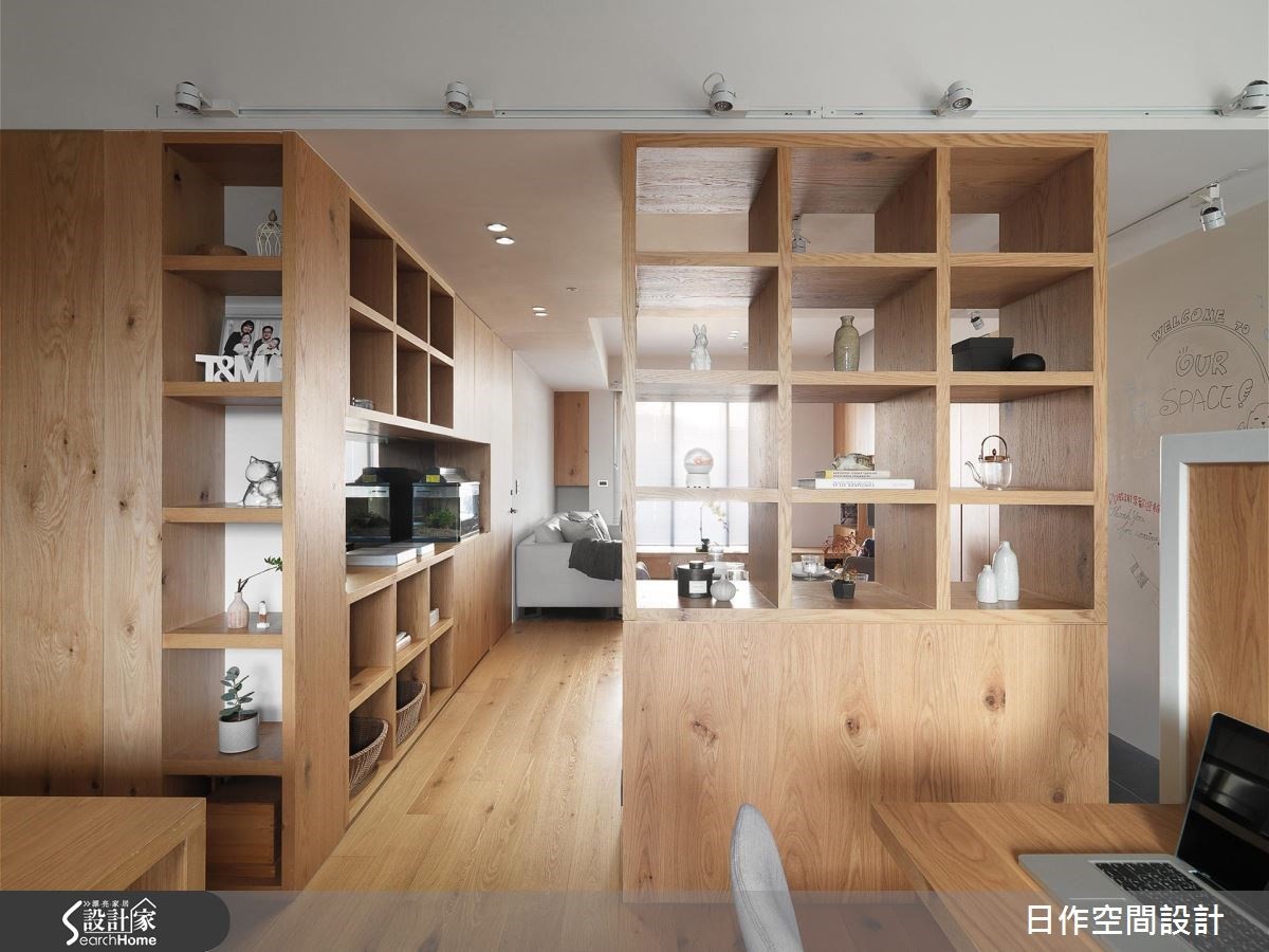 開放式格狀櫃也可以融合收納以外的機能，像是作為空間隔屏或是結合餐櫃使用