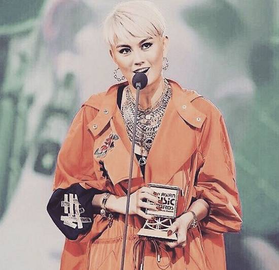 (Kemenangan Agnez Mo sebagai Best Asian Artist di MAMA 2017. Foto: Instagram/@agnezmo)