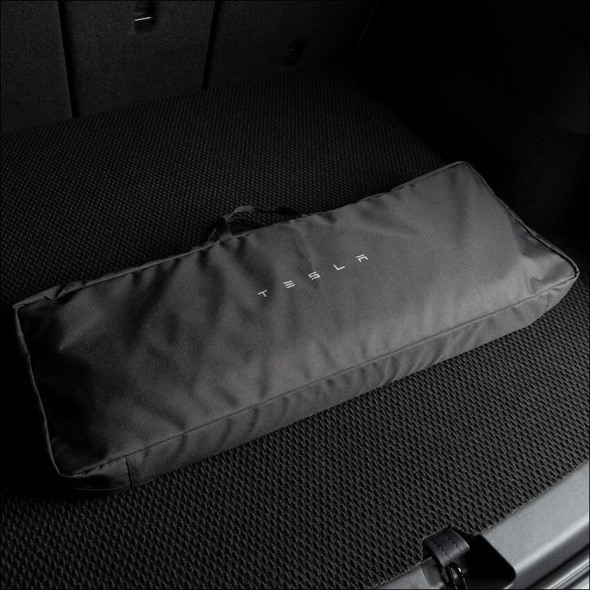 此款 Model S3Y 車用寵物坐墊附有專用收納袋，可輕鬆收納於車輛前、後行李廂空間。