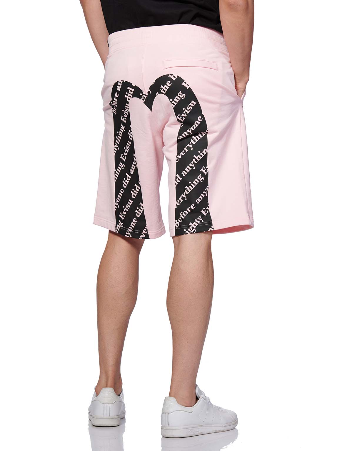 This pair of rose pink sweat shorts comes with an allover brand motto text-printed monotone Daicock 