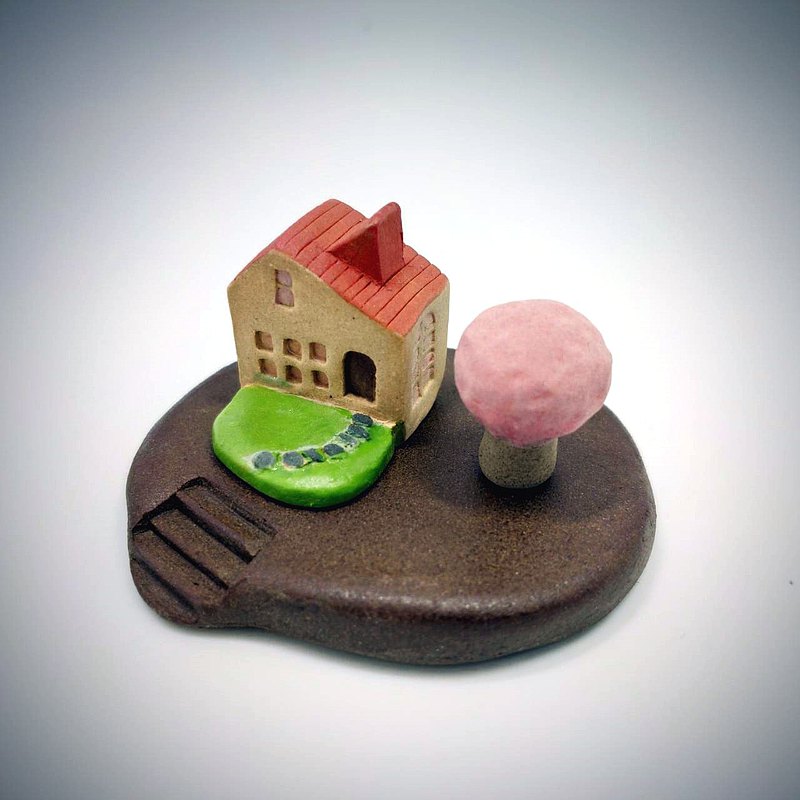 商品 小別墅一棟&限定櫻花小樹一棵&陶底板一座 設計理念 一直以來都好喜歡小房子，每次都有不同想法，這次做了別墅系列，喜歡搭配著陶板，不論是擺飾更是能把自己喜愛的精油香氛滴在小樹、屋頂、陶板上，母親節