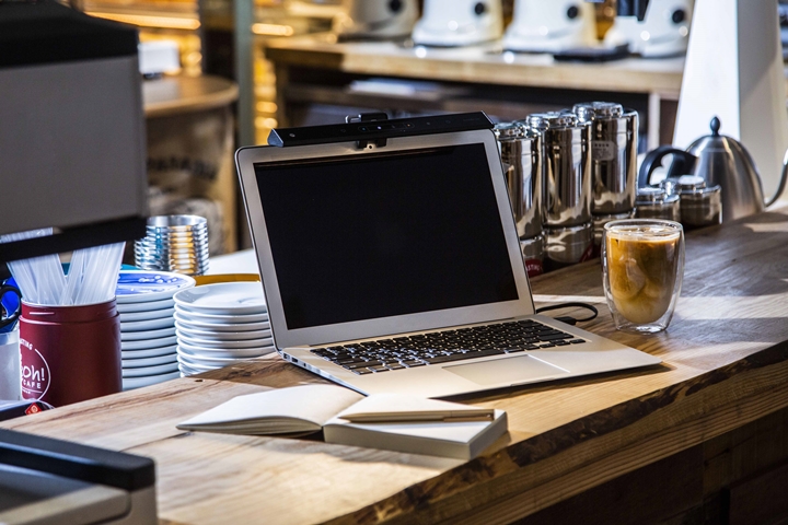 上班族護眼新神器！Ben Q 推出全球第一盞筆電智能掛燈 WiT ScreenBar Lite，能自動調節螢幕亮暗零反光