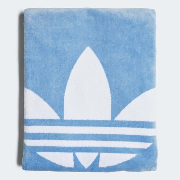 【折後$2899】▶adidas Originals 藍色 沙灘浴巾 海灘巾 藍白 大浴巾 愛迪達 三葉草 CD6145