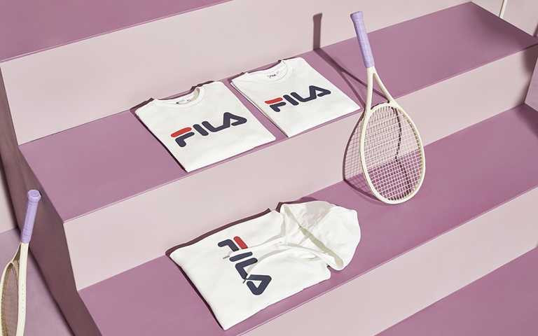 FILA x BTS防彈少年團首波上市單品白色連帽T-shirt，NT2,180，只在實體門市販售。（圖／FILA）