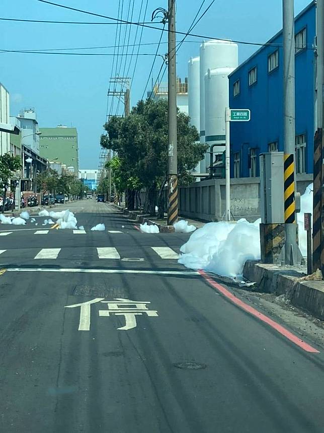 觀音工業區路面突現大片白色泡沫網友笑 桃園旅遊泡泡 自由電子報 Line Today