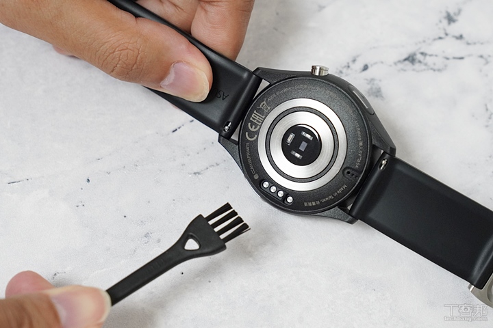 包裝內還附有接點清潔工具，如果卡了一些髒污或灰塵可以用刷子刷掉。