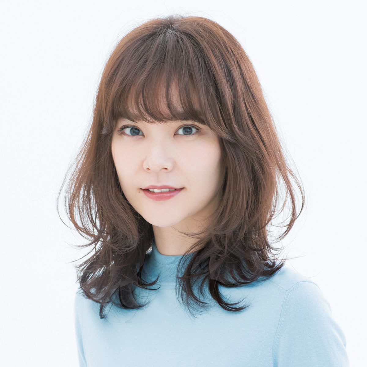 カットだけで完成する弾むようなくびれライン 40代のミディアムヘア